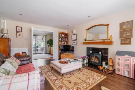 Living Room-3.jpg