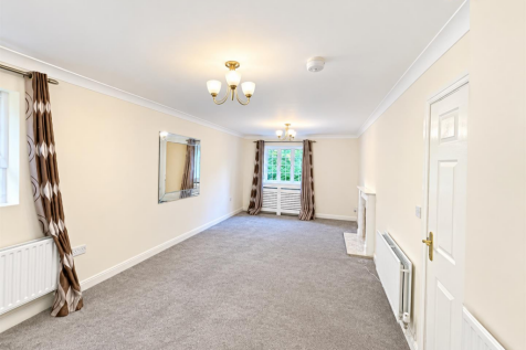 Whincroft Close, Ferndown photo 3