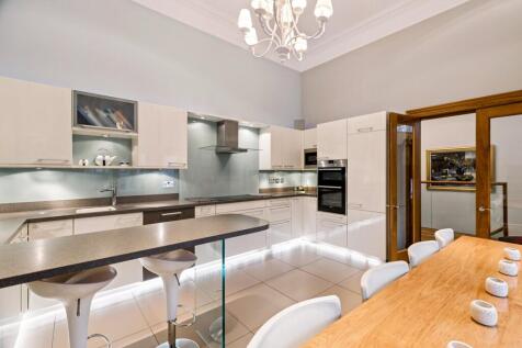 4 bed, 3 bath Apartment in Glasgow - Photo 15
