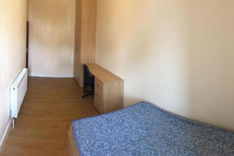 Tidy bedroom with desk and ample floor space...