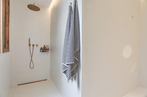 Bedroom 1  en suite 