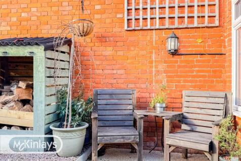 Charming three-bedroom cottage living, quietly tu