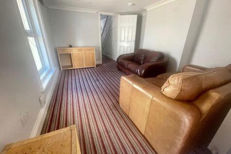 P02821 FIVE DOUBLE BEDROOM STUDENT HOUSE photo 3