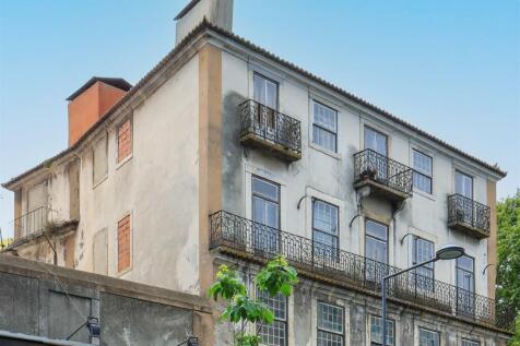 Charming Building, Estrela