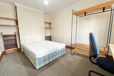 03167- THREE BEDROOM STUDENT HOUSE photo 3