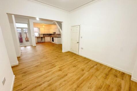OPEN PLAN LOUNGE