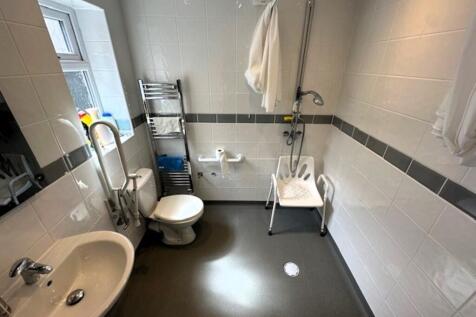 GROUND-FLOOR SHOW...