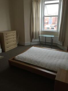 This inviting double bedroom features ample nat...