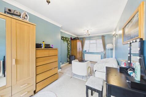 Edward Avenue, Camberley, Surrey, GU15 photo 4