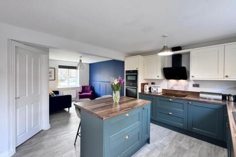 KITCHEN/LIVING DINING