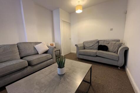 Extra Large Property // 3 Bed +Study // June 2027 photo 3