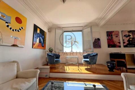 Bright and spacious living room with elegant crown
