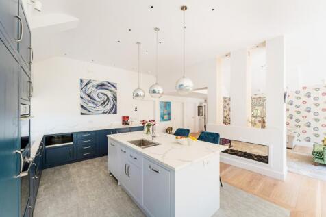 6 bed, 5 bath Detached in Bristol - Photo 13