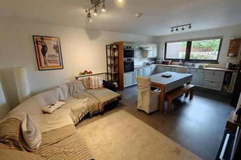 lounge  kitchen.jpg