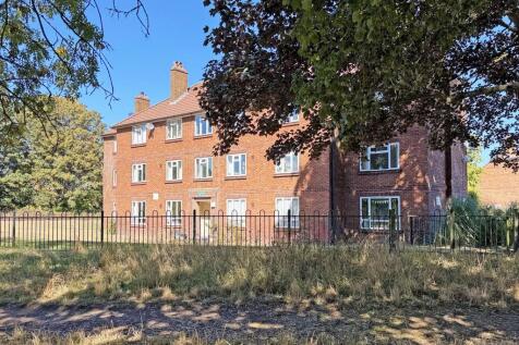 Front (to the riverside)
