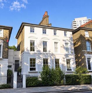 3-bed flat on Campbell Road, Bow, £3,000/mo