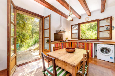 Second kitchen with terrace access