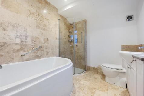 7 Epping Close bathroom.jpg