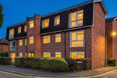 2-bed flat on Kings Avenue, Buckhurst Hill, IG9, £2,100/mo
