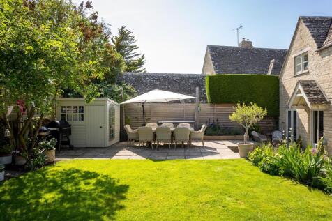 27 - Church Cottage - GL7 5HX - Web.jpg