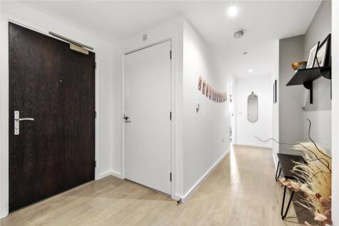 property in Ipsus Building, 
4 Balham Hill, SW12