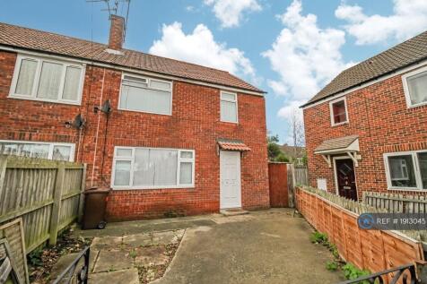 3-bed semi-detached on Strathearn Way, Newcastle Upon Tyne, NE3, £950/mo