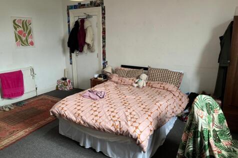 Comfortable and spacious double bedroom...