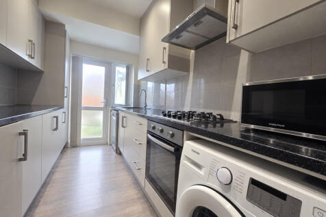 Bowness Drive, Hounslow, Greater London, TW4 photo 5