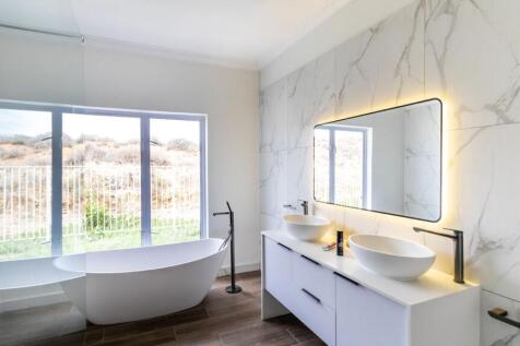 MAIN BEDROOM EN-SUITE