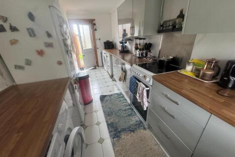 KITCHEN FRONT TO REAR.jpg
