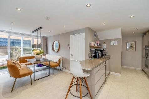 KITCHEN DINER, LOUNGE AND RECEPTION ROOM