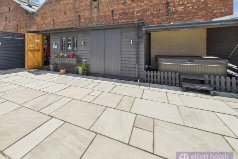 Court Yark to Bar...