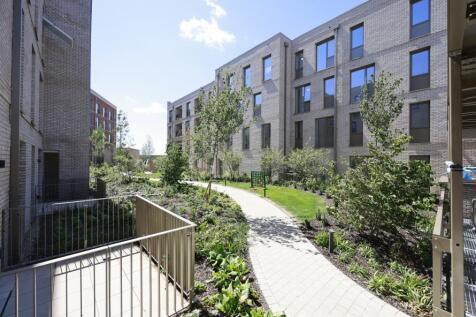 Residents Courtyard Garden at Fusion - Knights