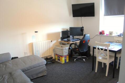 High Street // 1 Bed Apt // SEPT 2026 photo 4