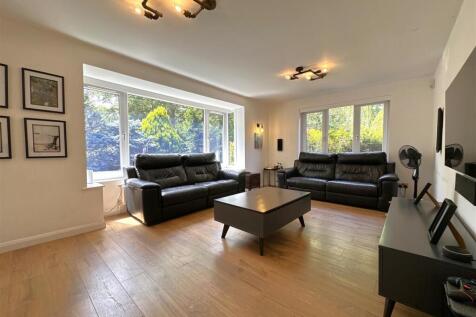 Bay-Fronted Living Room 586