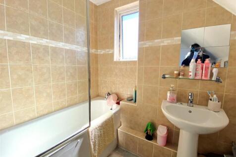 Flat 3, 30 Eversley Road - Bathroom.jpg