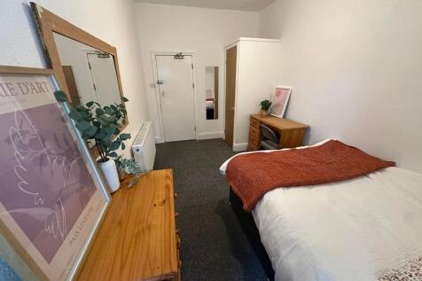 A cozy double bedroom featuring a comfortable b...