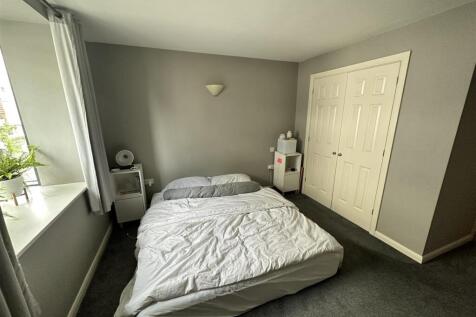 Bright double bedroom with ample built-in stora...