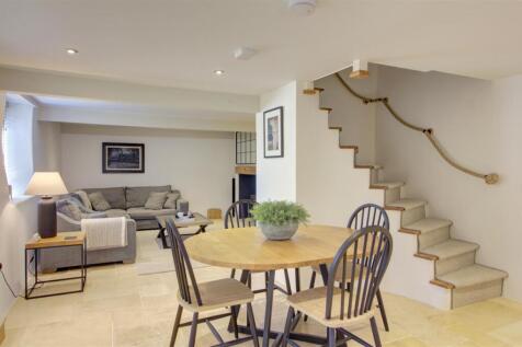Sitting/dining room