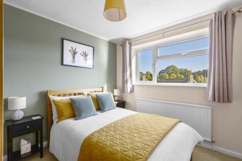 11 Calverley Crescent, HP13 5EU NEW-4.jpg