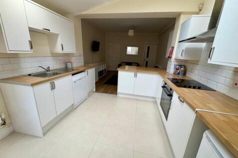 2 P121 Kitchen 2 1Jul25.jpg