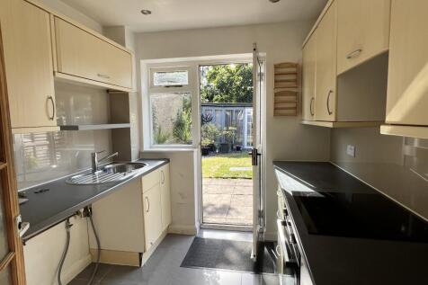 Grayswood Drive, Mytchett, Camberley, Surrey photo 3