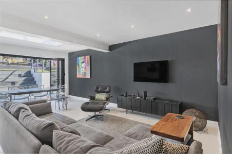 Living Area 1.jpg