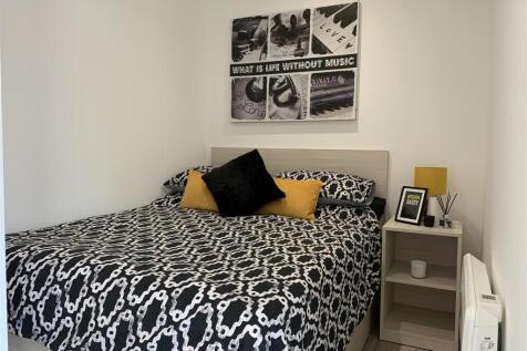 Bright double bedroom with modern decor....