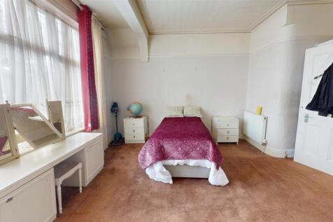 One bed apartment in shared house to Let in Norbury photo 3