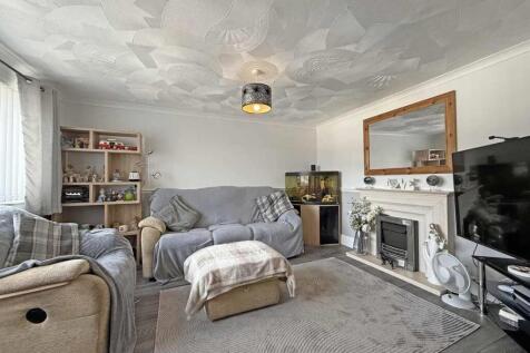 Humber Close 33 - Lounge Front.jpg