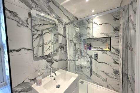 room 1  onsuite PT2.jpg