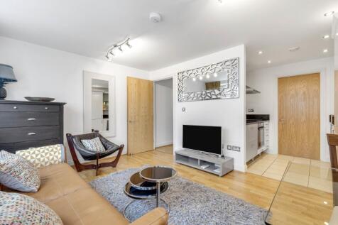 2-bed flat on Lombard Road, Battersea, London, SW11, £2,800/mo