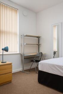 Bright, tidy single bedroom with a fitted desk ...