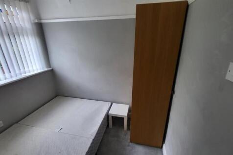 Simple and functional bedroom with a bed and a ...